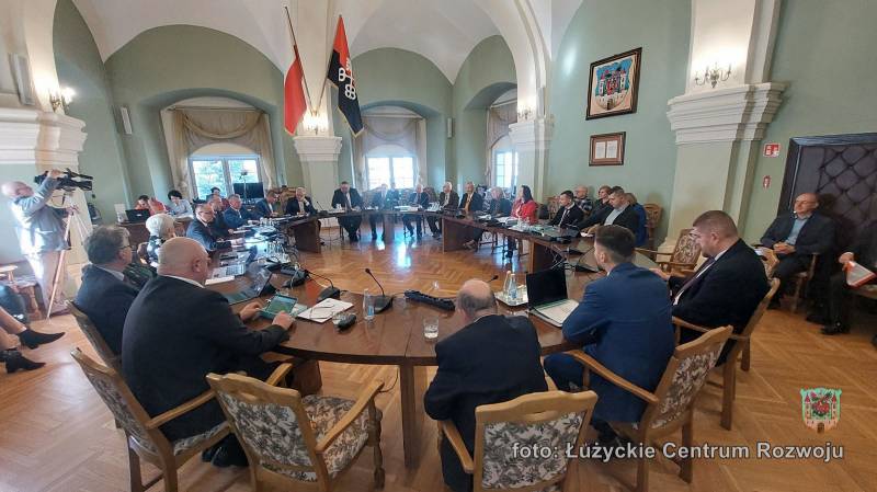 radni Rady Miasta Lubań podczas sesji w Sali rajców lubańskiego ratusza